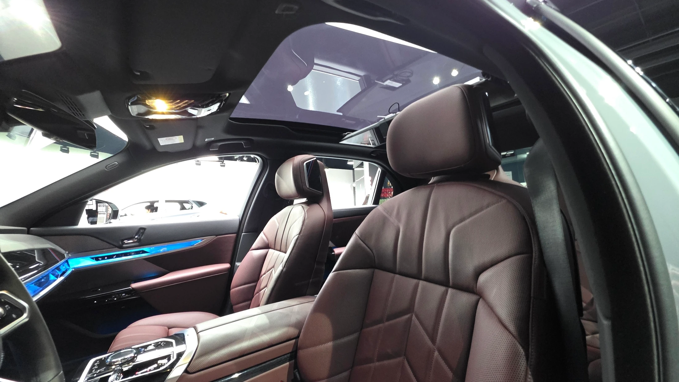 BMW 7-Series G70, 2025 — фото 17
