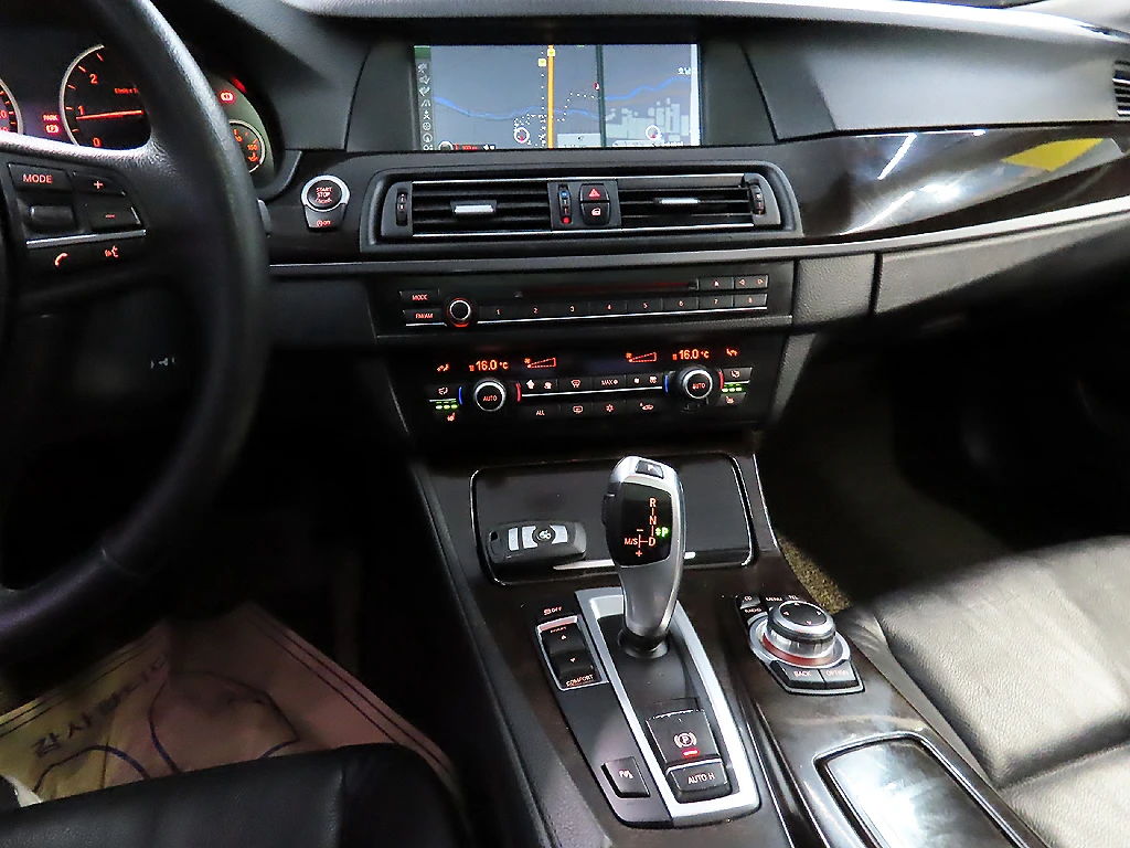 BMW 5-Series F10, 2012 — фото 20
