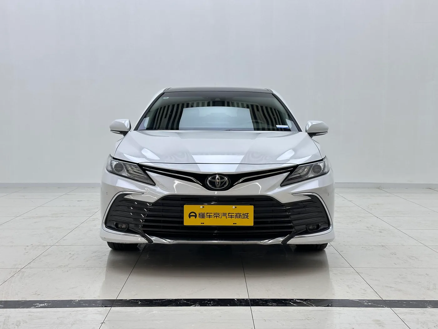 Toyota Camry, 2023 — фото 2