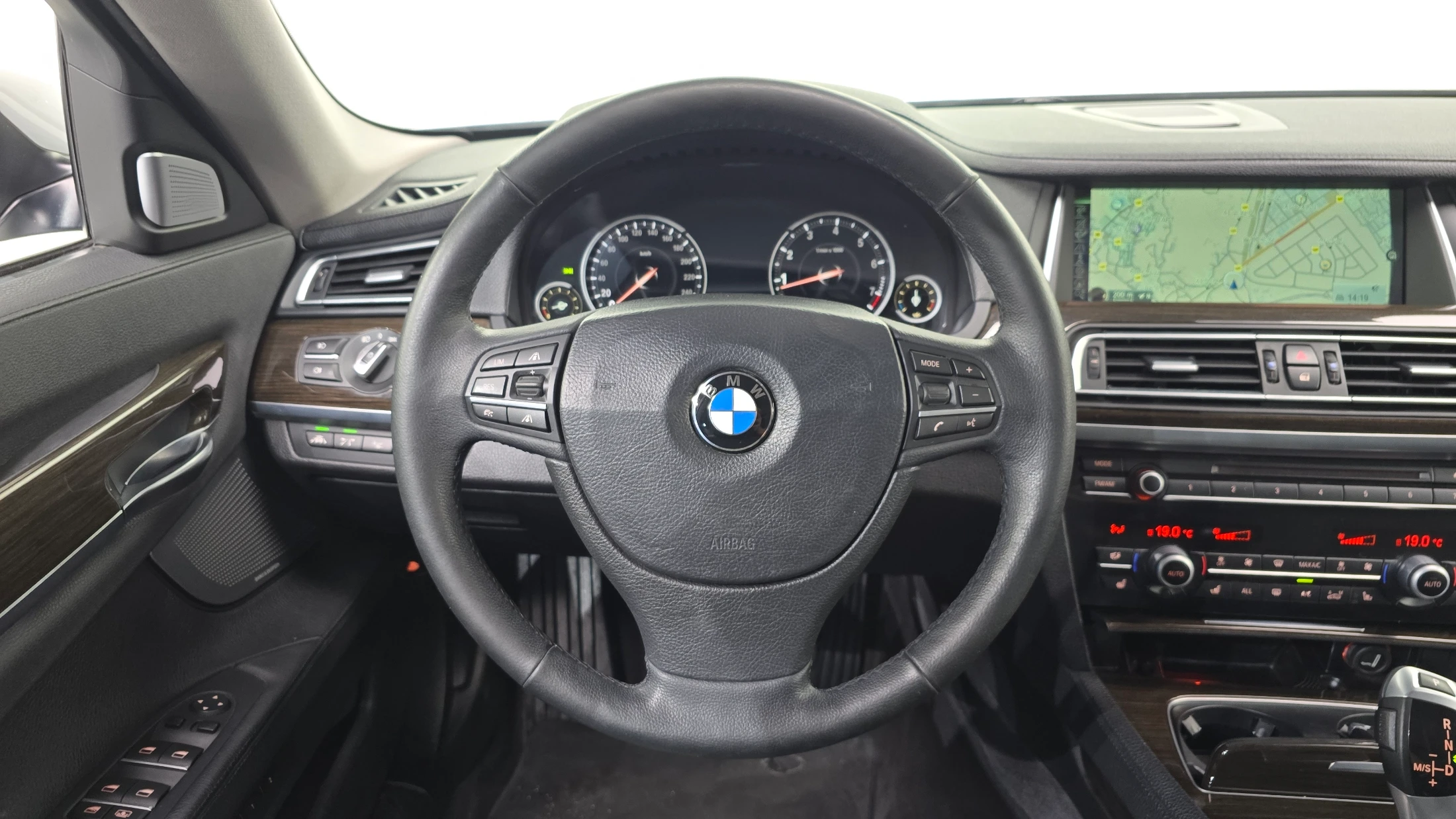 BMW 7-Series F01, 2012 — фото 13