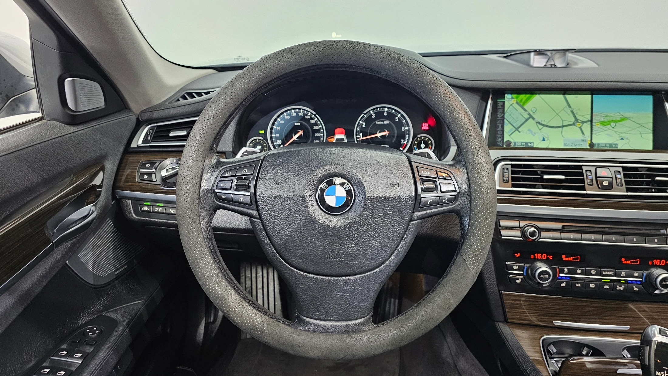 BMW 7-Series F01, 2013 — фото 16