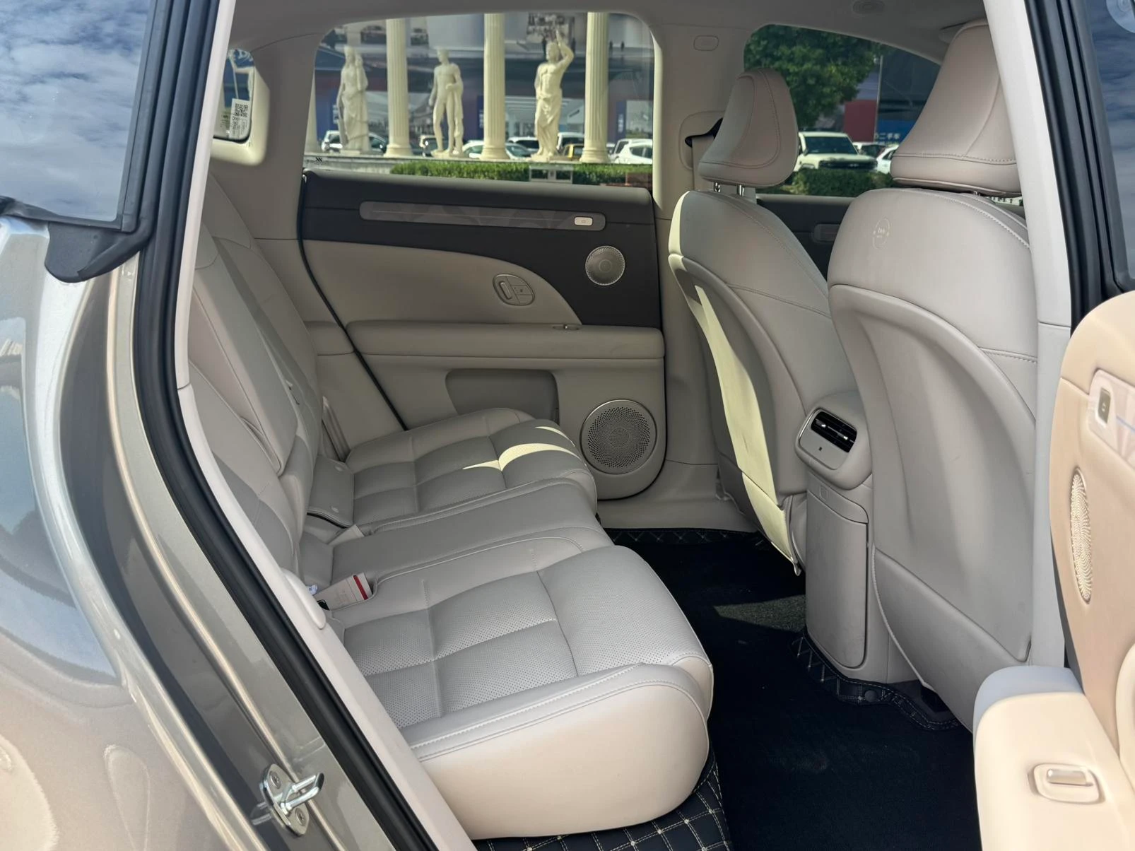 Zhiji Automobile Zhiji LS6, 2026 — фото 15