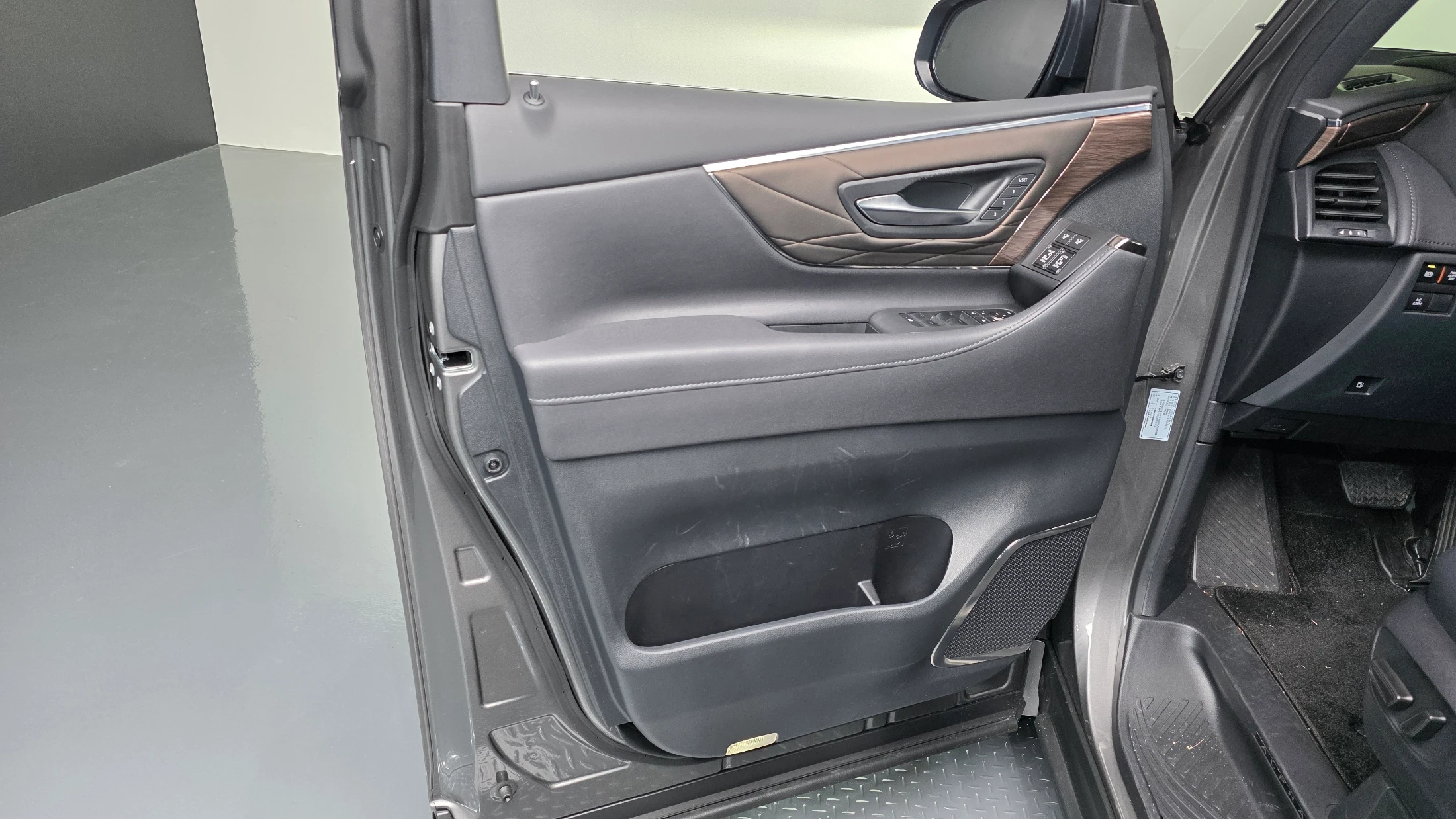 Toyota Alphard Alpad, 2025 — фото 24