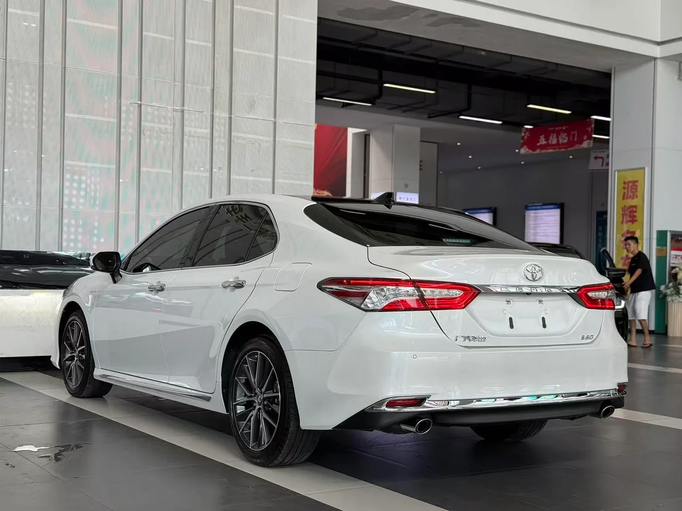 Toyota Camry, 2023 — фото 13