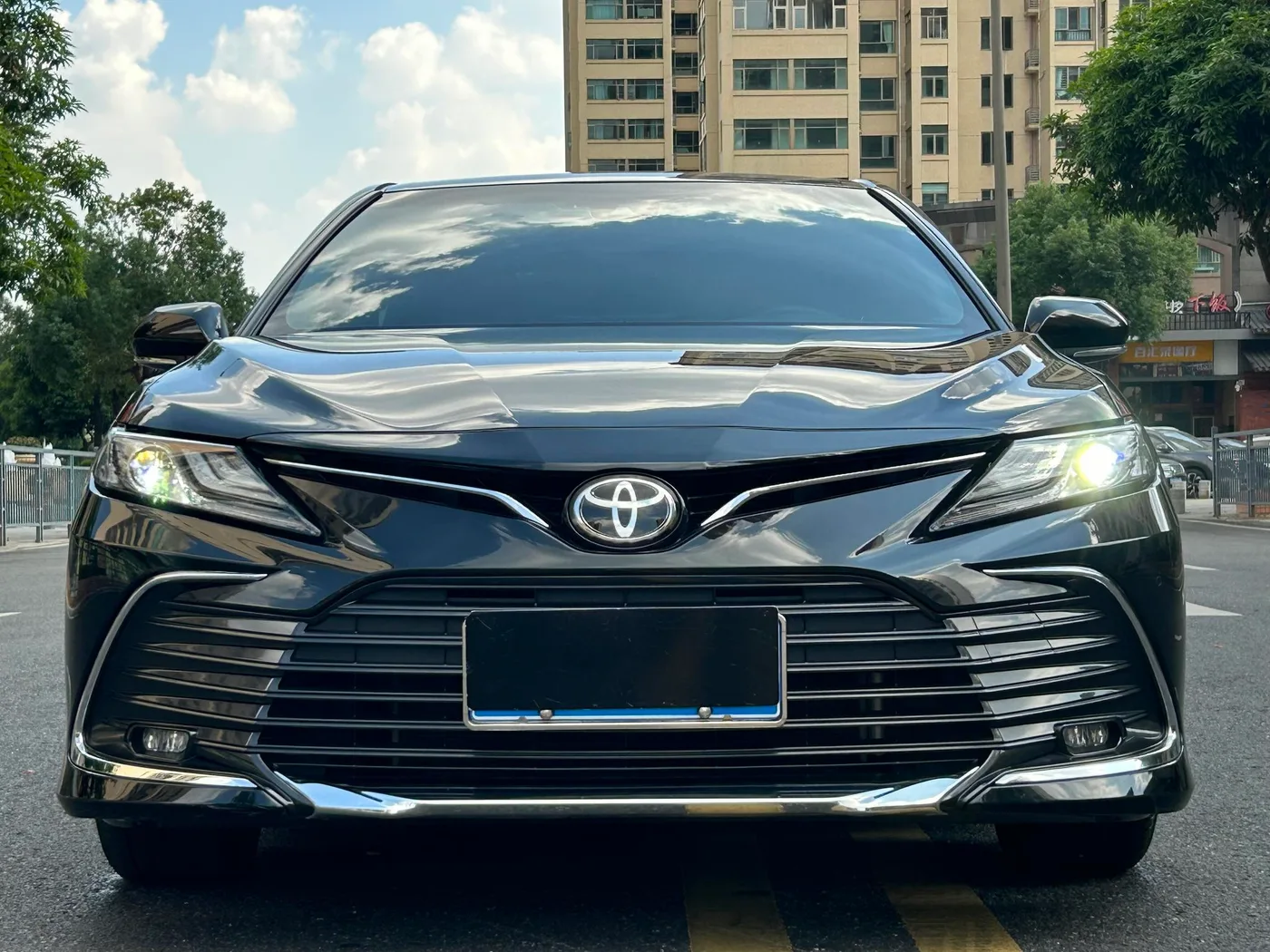 Toyota Camry, 2023 — фото 2