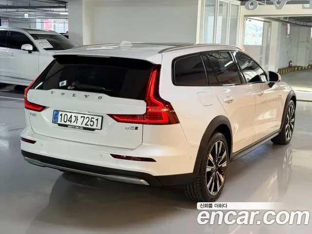 Volvo V60 cross -country, 2025 — фото 2
