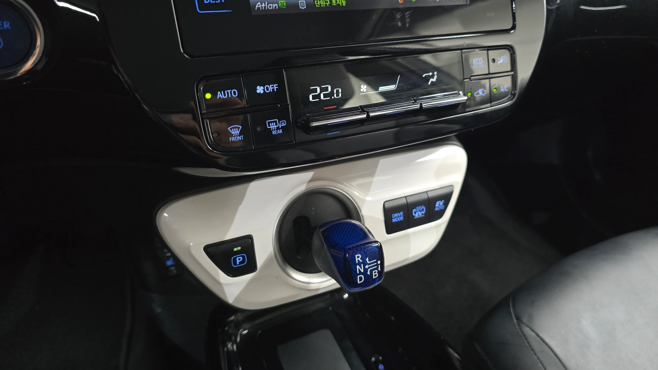 Toyota Prius Prime, 2017 — фото 9
