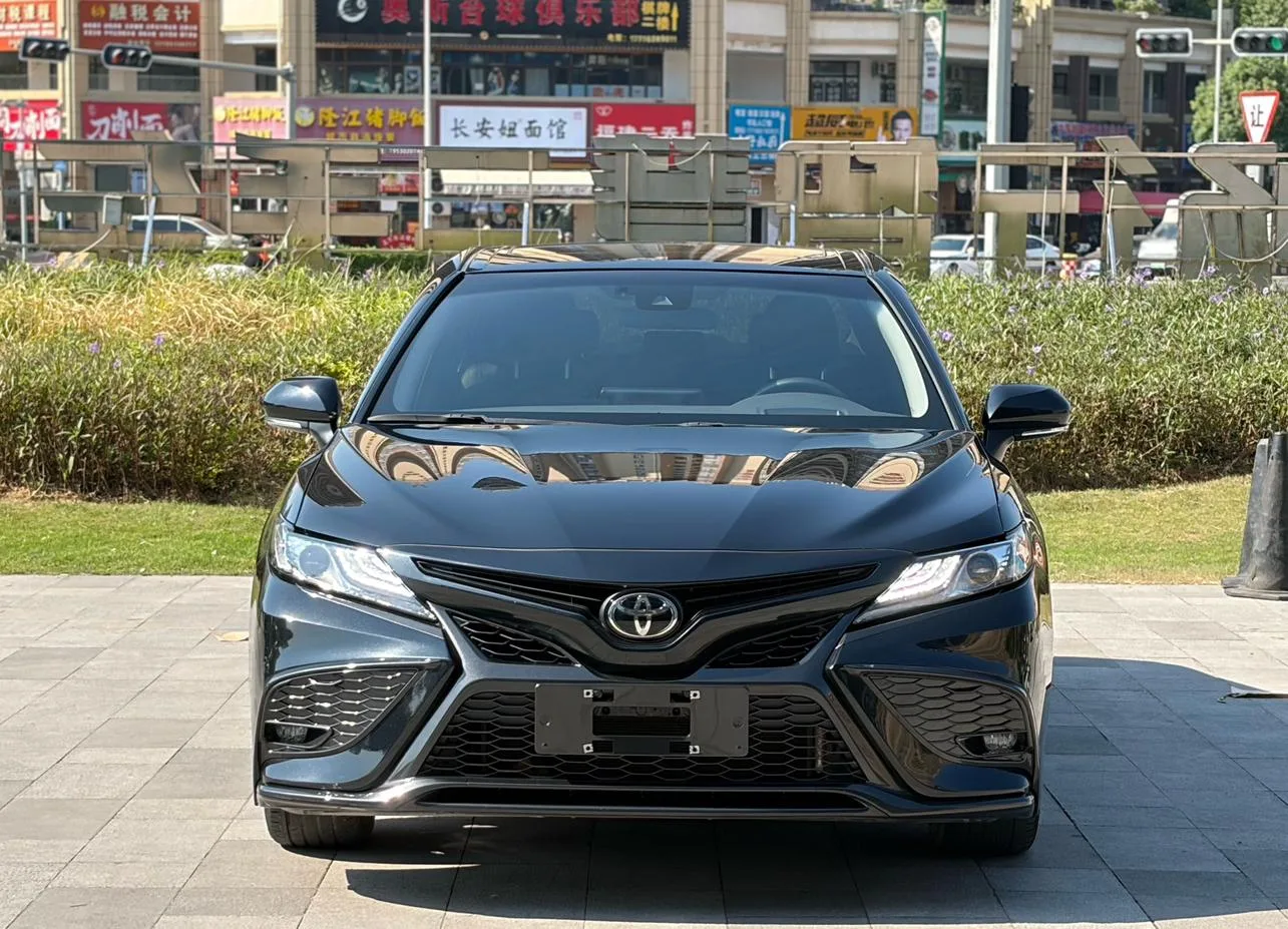 Toyota Camry, 2023 — фото 2