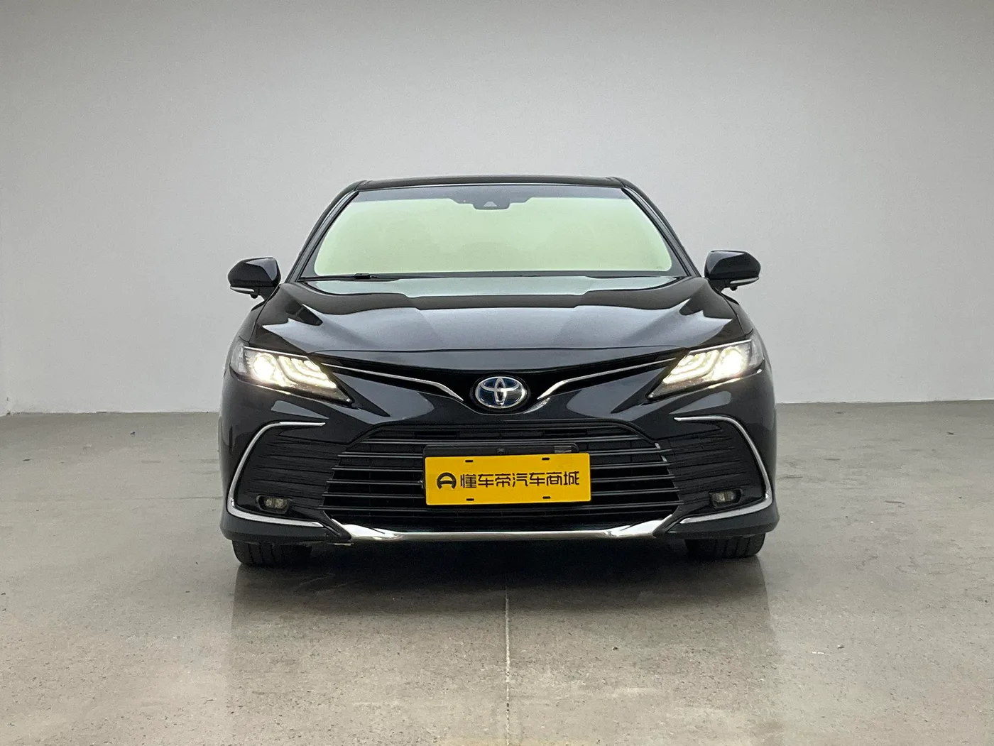 Toyota Camry, 2023 — фото 2