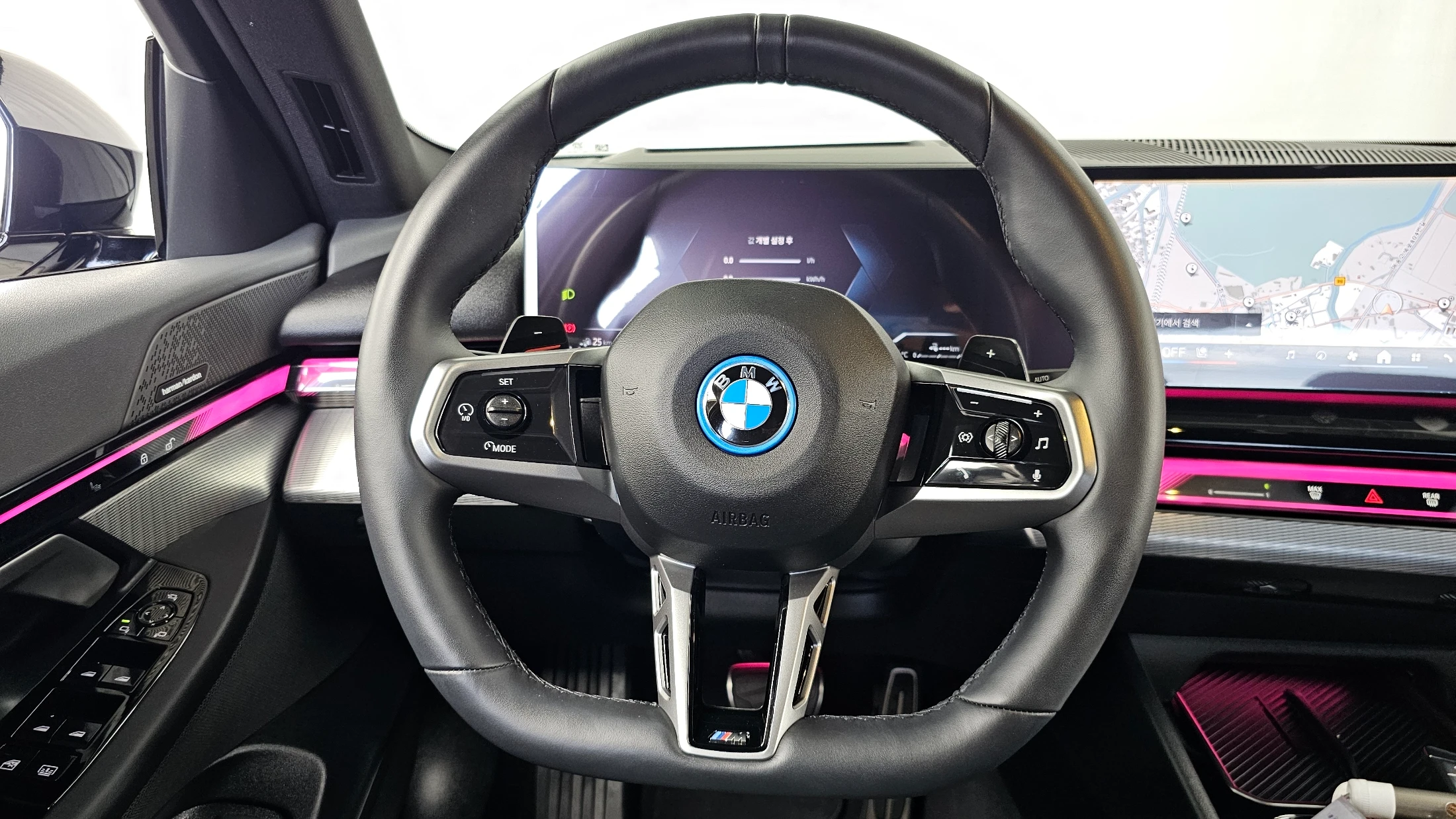 BMW 5-Series G60, 2025 — фото 13