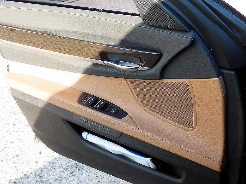 BMW 7-Series F01, 2013 — фото 12