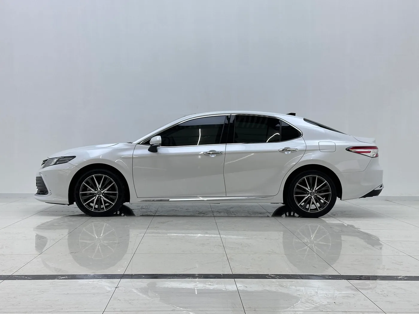 Toyota Camry, 2023 — фото 4