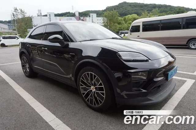 Porsche Macan EV