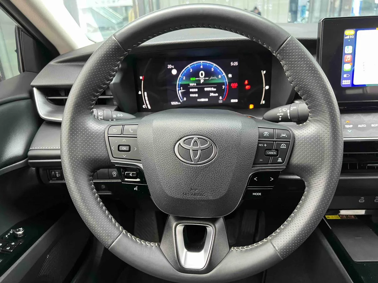 Toyota Camry, 2024 — фото 12