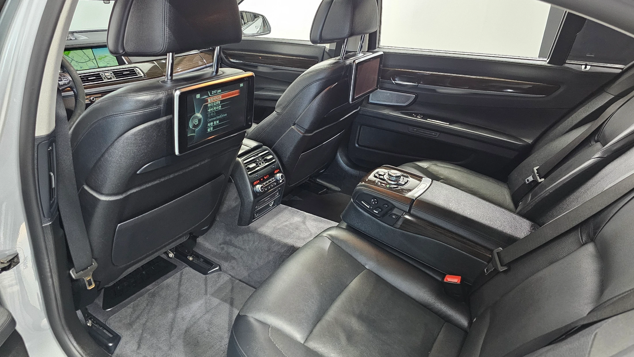 BMW 7-Series F01, 2013 — фото 19