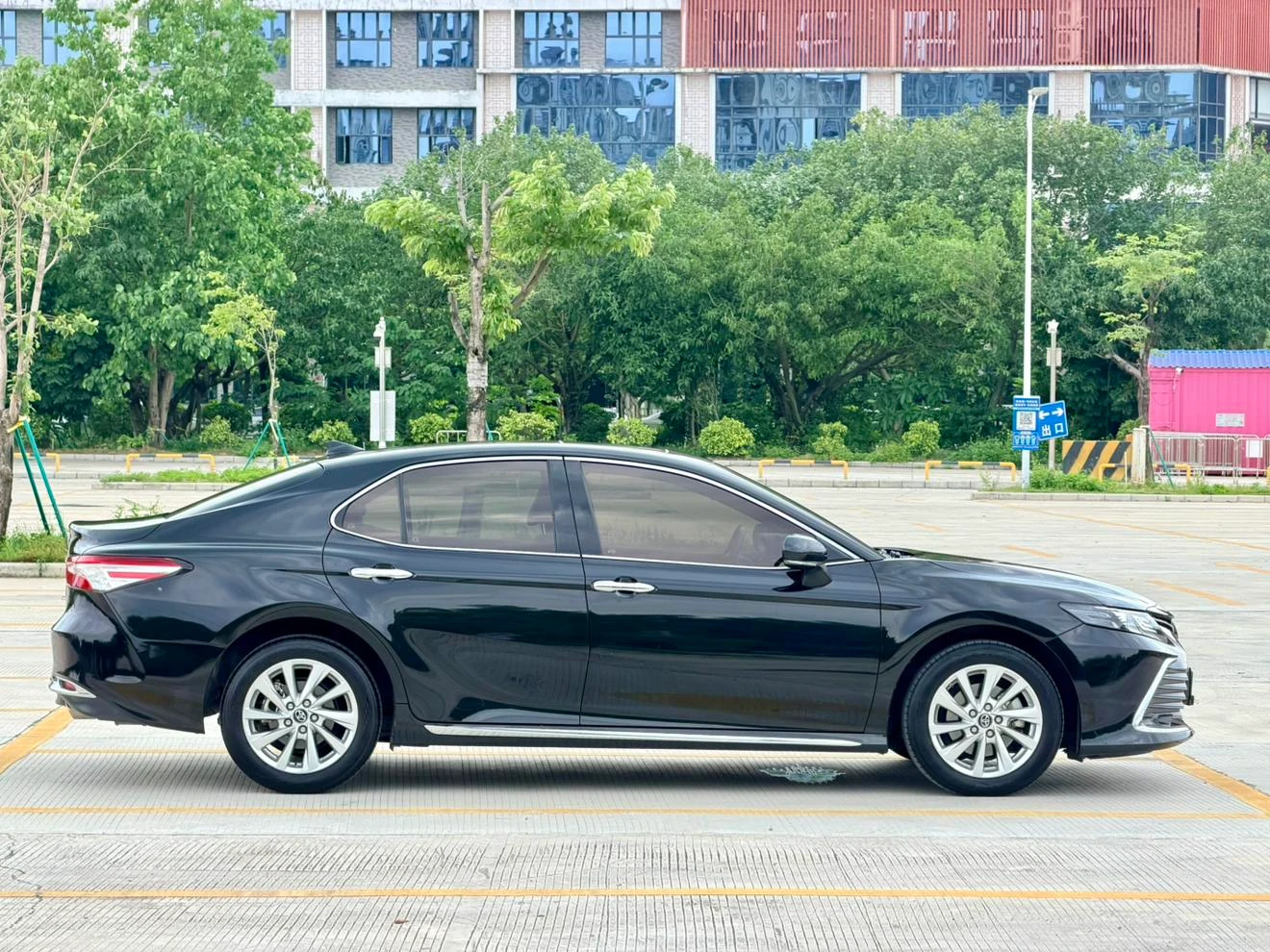 Toyota Camry, 2023 — фото 7