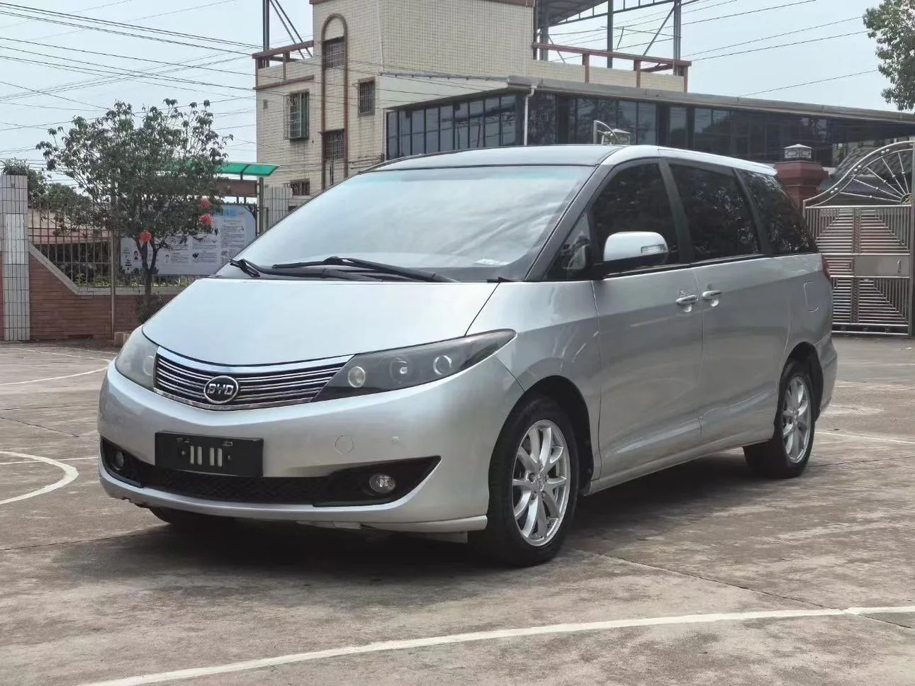 BYD M6