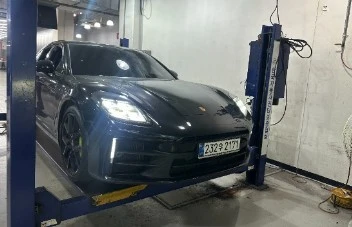 Porsche Panamera 976