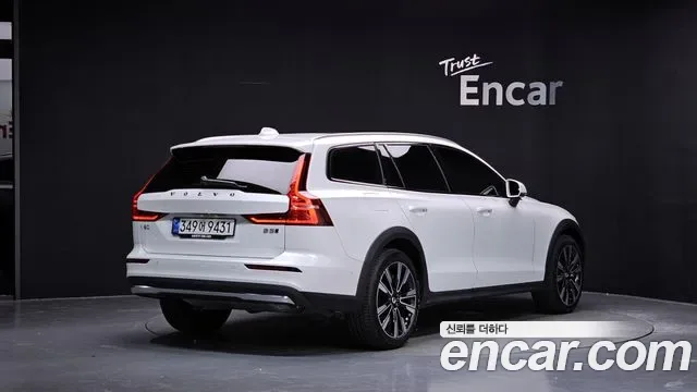 Volvo V60 cross -country, 2025 — фото 2