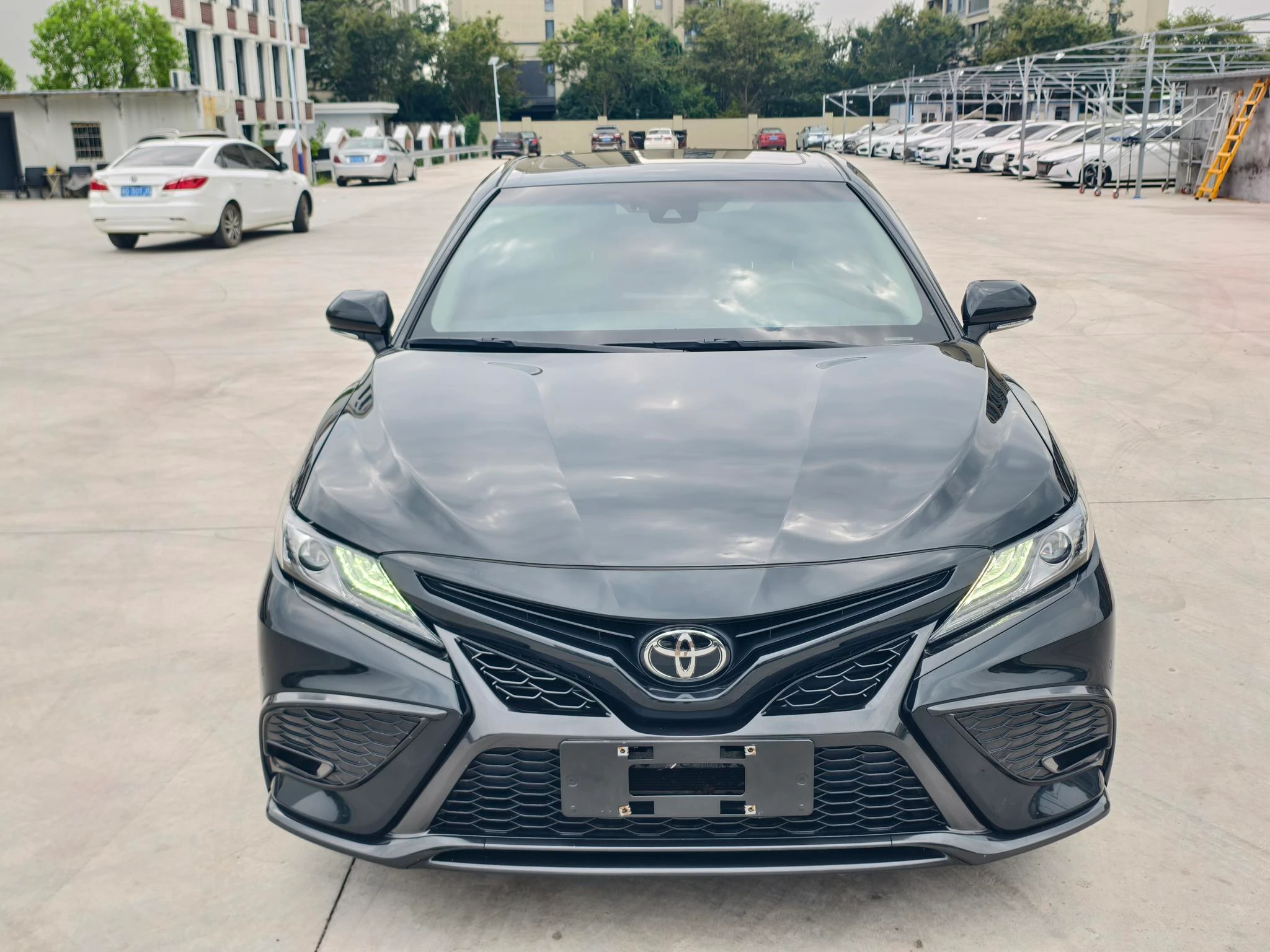 Toyota Camry, 2023 — фото 2
