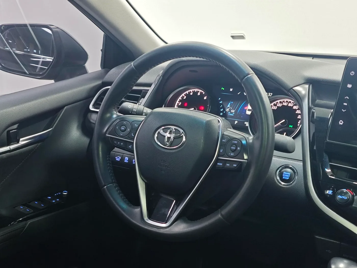 Toyota Camry, 2023 — фото 11