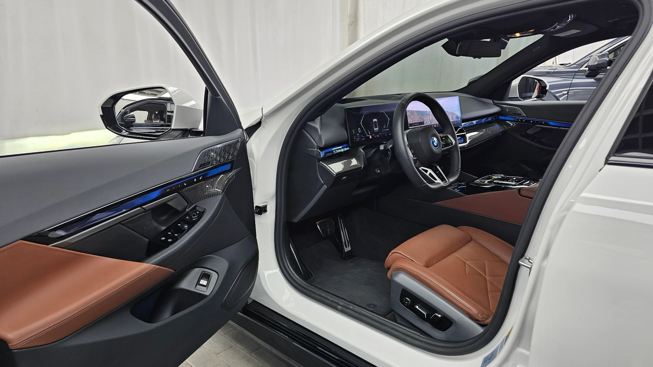 BMW 5-Series G60, 2025 — фото 10
