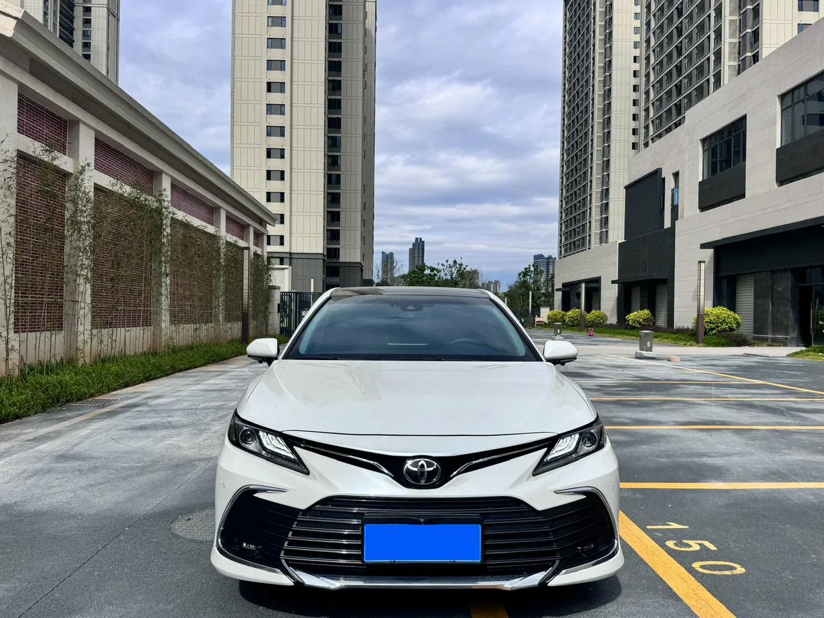 Toyota Camry, 2023 — фото 2