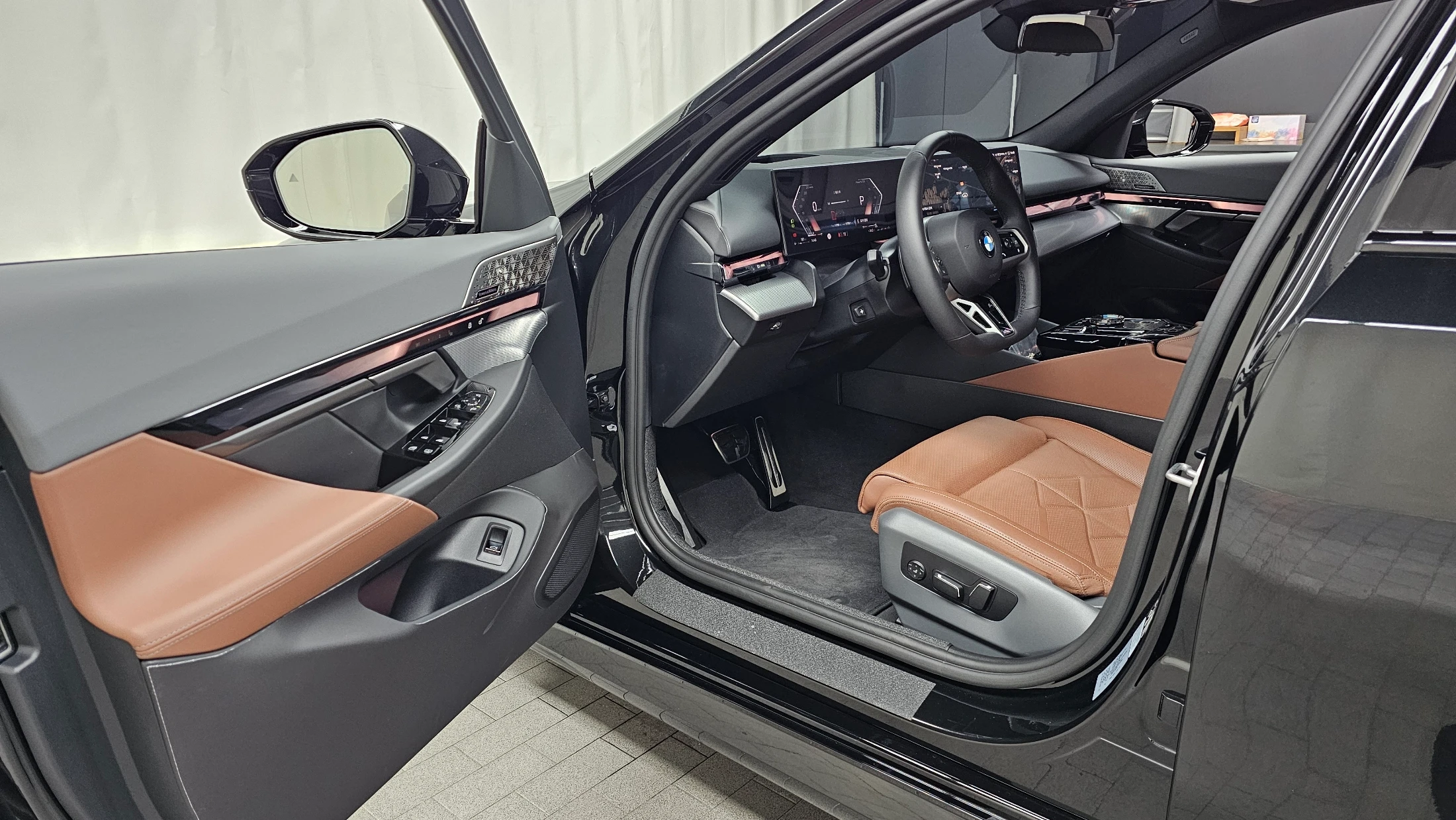 BMW 5-Series G60, 2025 — фото 10