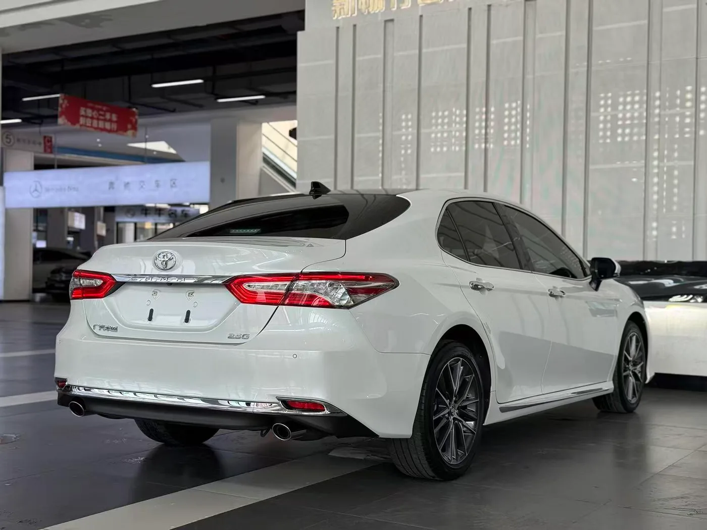Toyota Camry, 2023 — фото 11