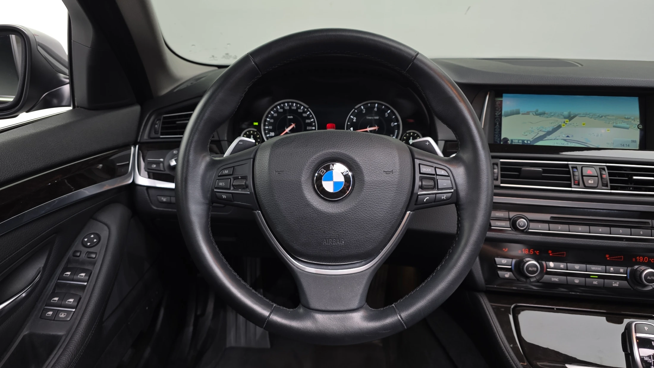 BMW 5-Series F10, 2014 — фото 13