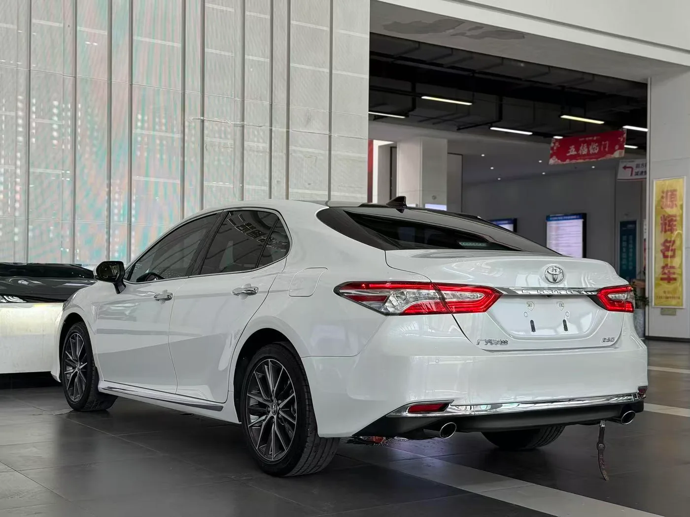 Toyota Camry, 2023 — фото 12