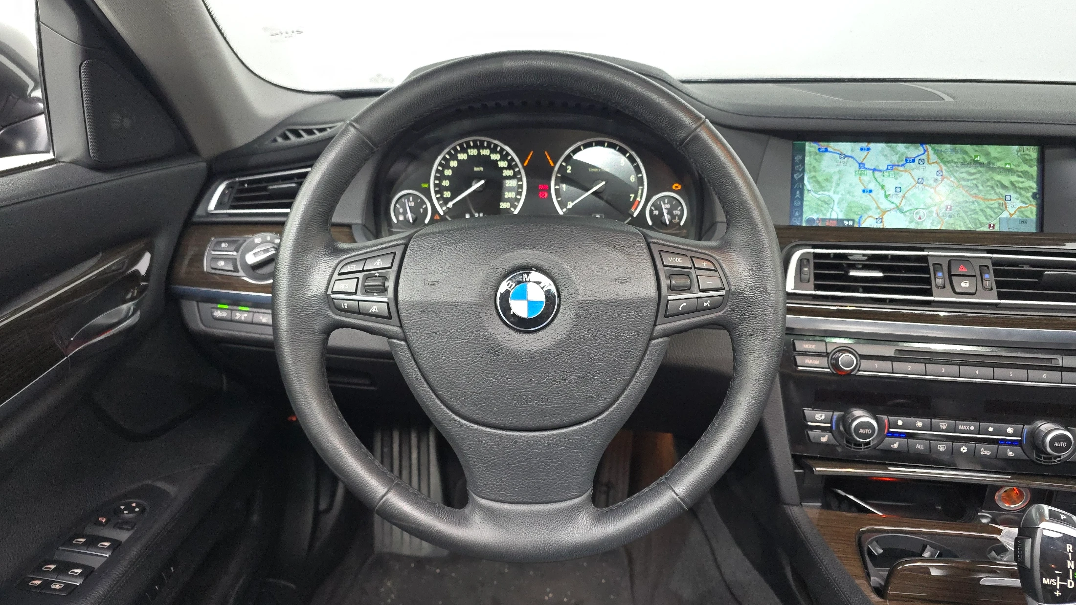 BMW 7-Series F01, 2011 — фото 13