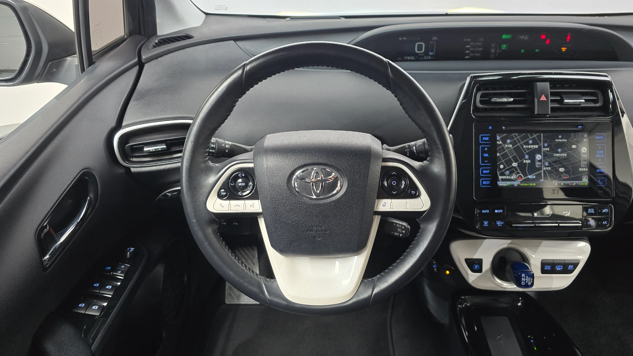 Toyota Prius Prime, 2017 — фото 15