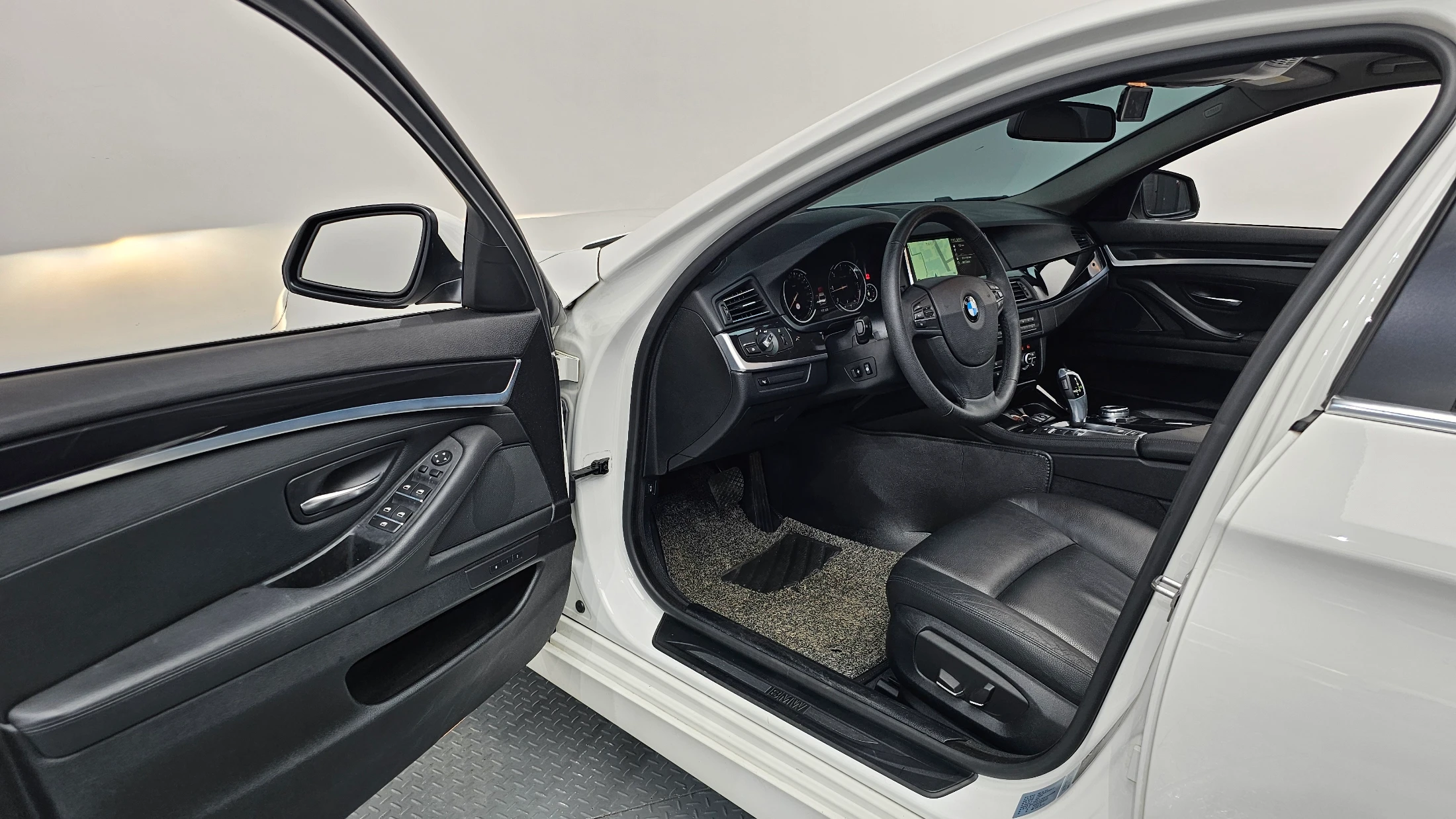 BMW 5-Series F10, 2014 — фото 10