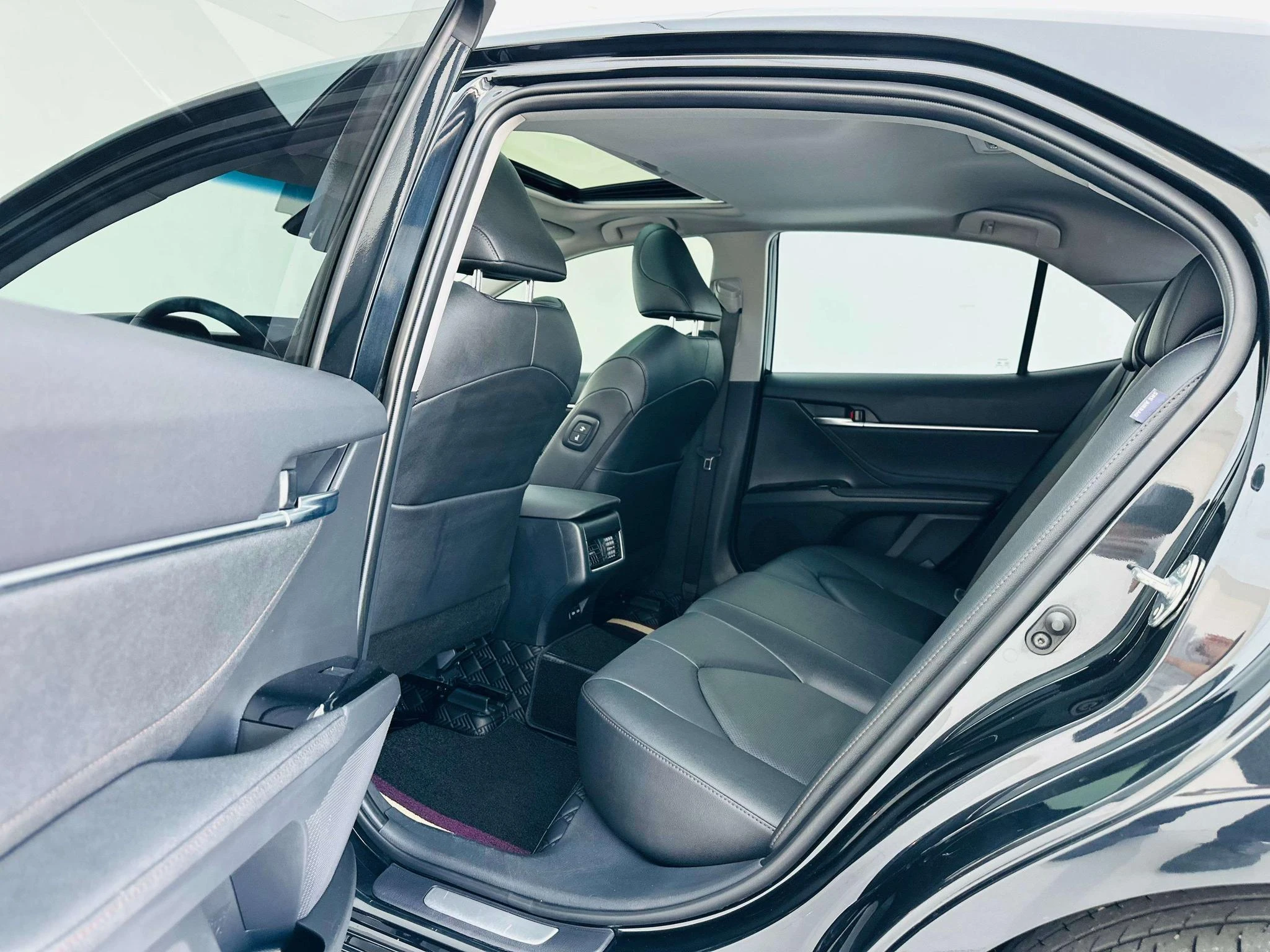 Toyota Camry, 2023 — фото 14