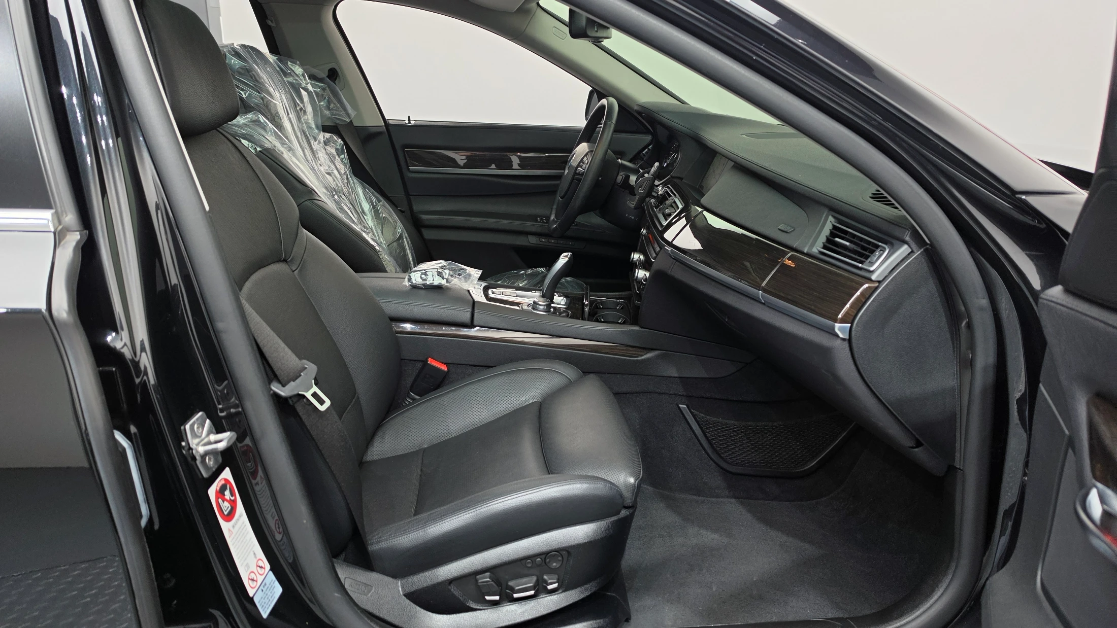 BMW 7-Series F01, 2012 — фото 11