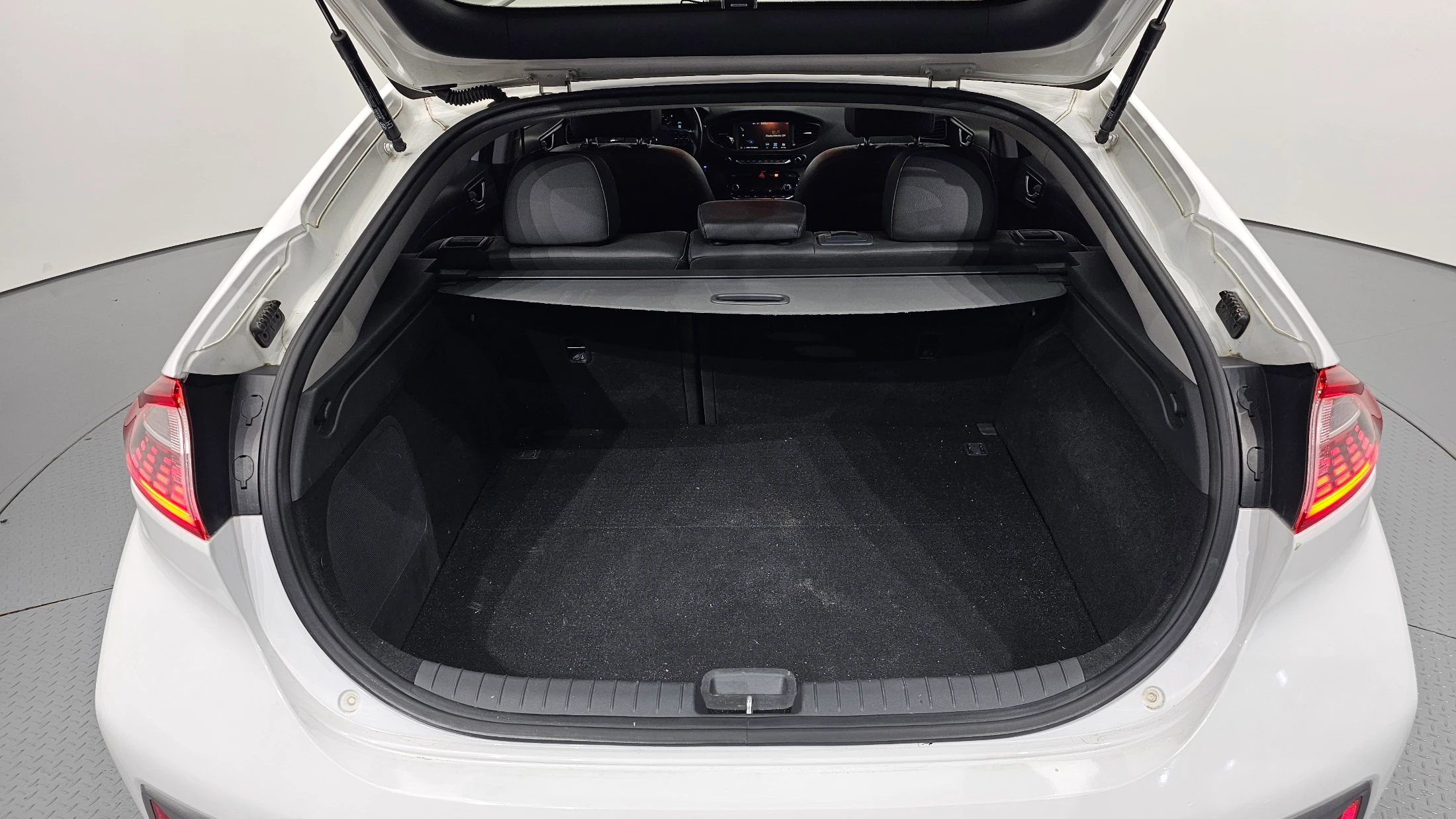 Hyundai Ioniq Ionic Electric, 2016 — фото 20
