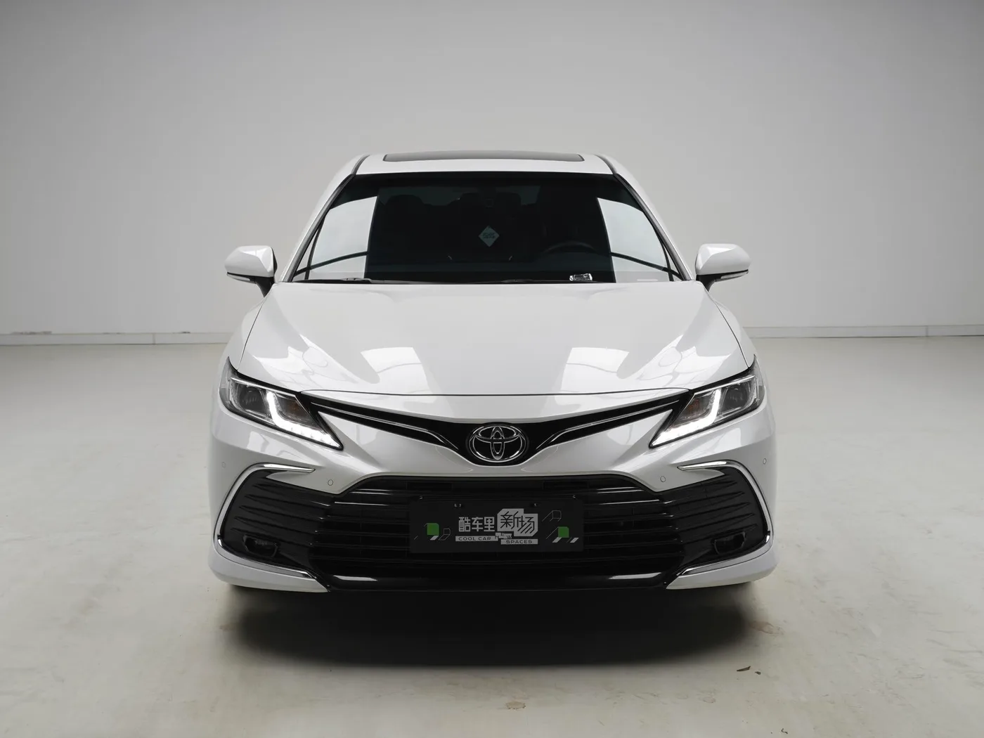 Toyota Camry, 2023 — фото 2