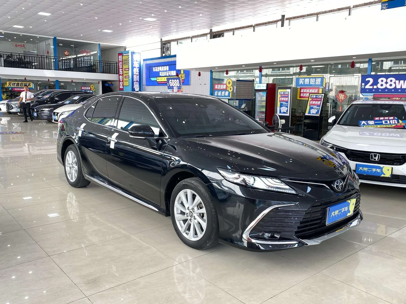 Toyota Camry, 2023 — фото 3