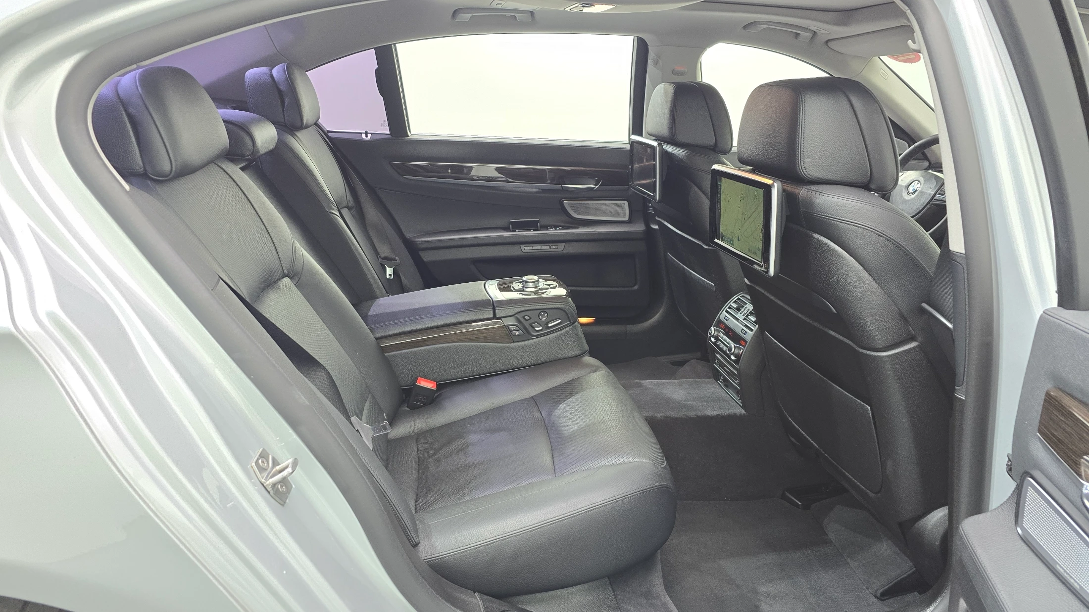 BMW 7-Series F01, 2012 — фото 11
