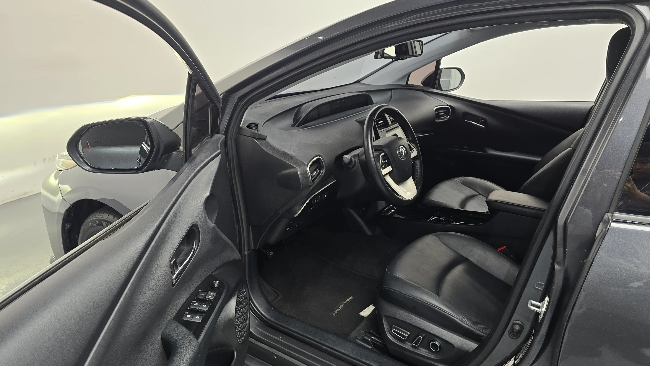 Toyota Prius Prime, 2017 — фото 10