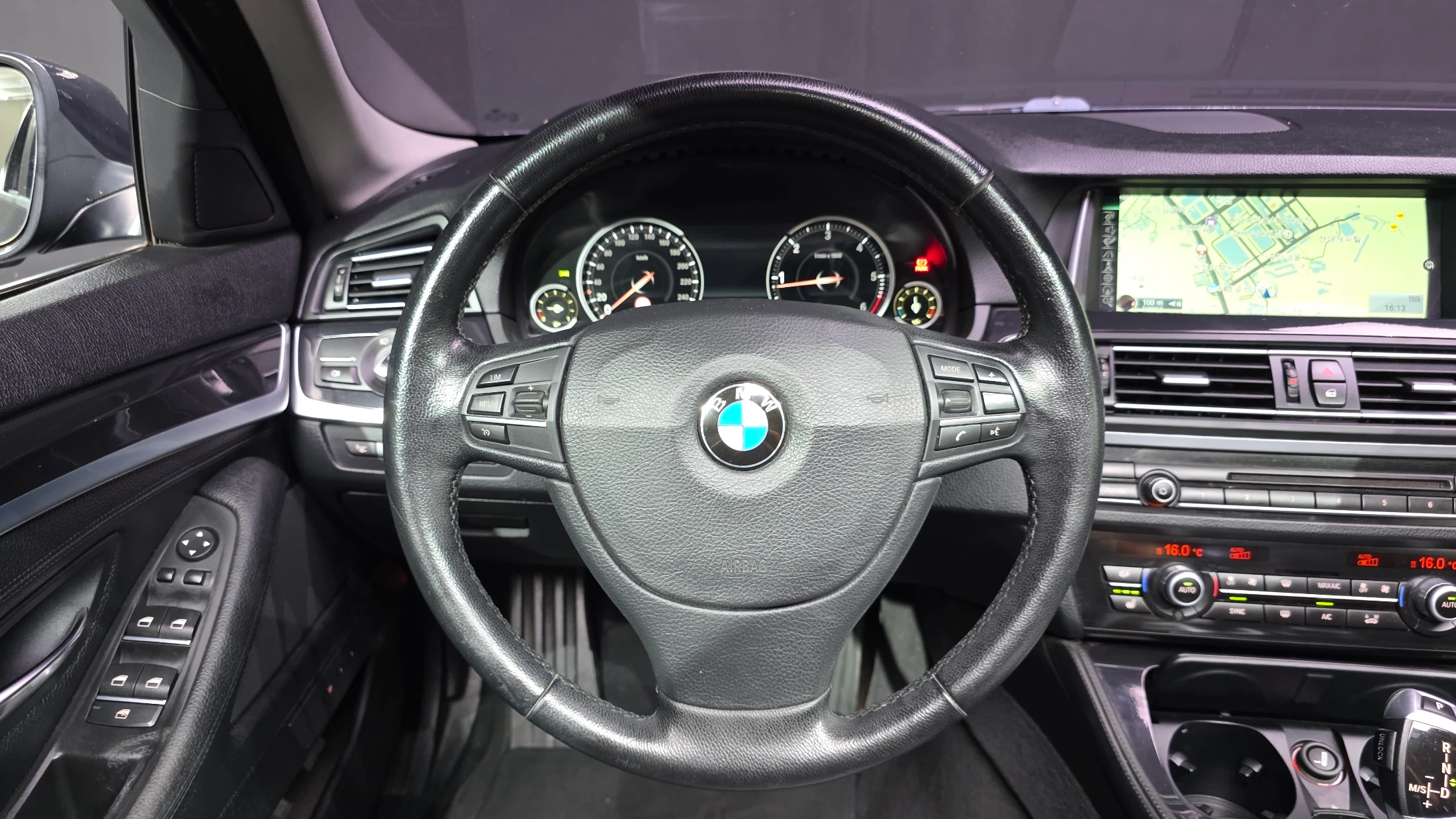 BMW 5-Series F10, 2014 — фото 14