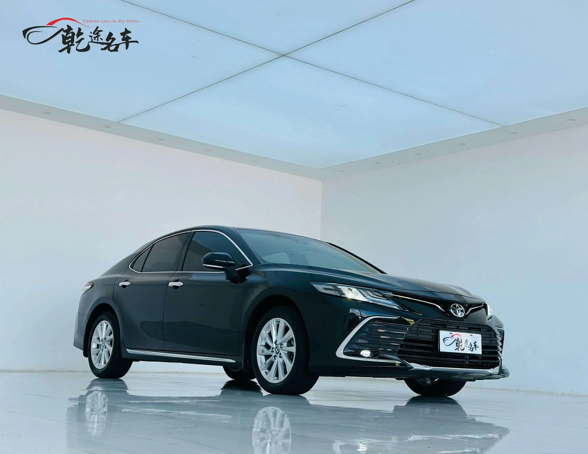 Toyota Camry, 2023 — фото 2