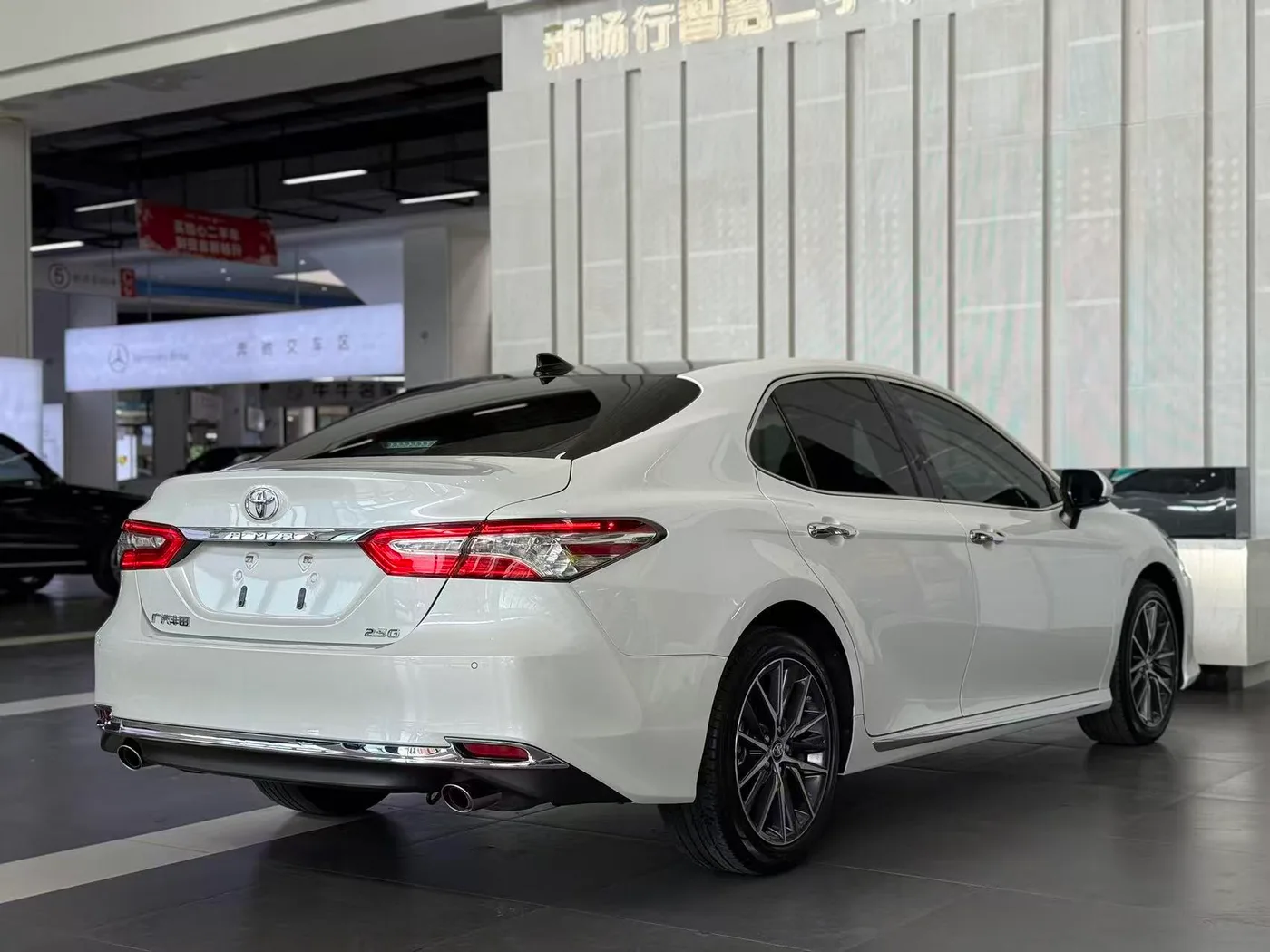 Toyota Camry, 2023 — фото 11