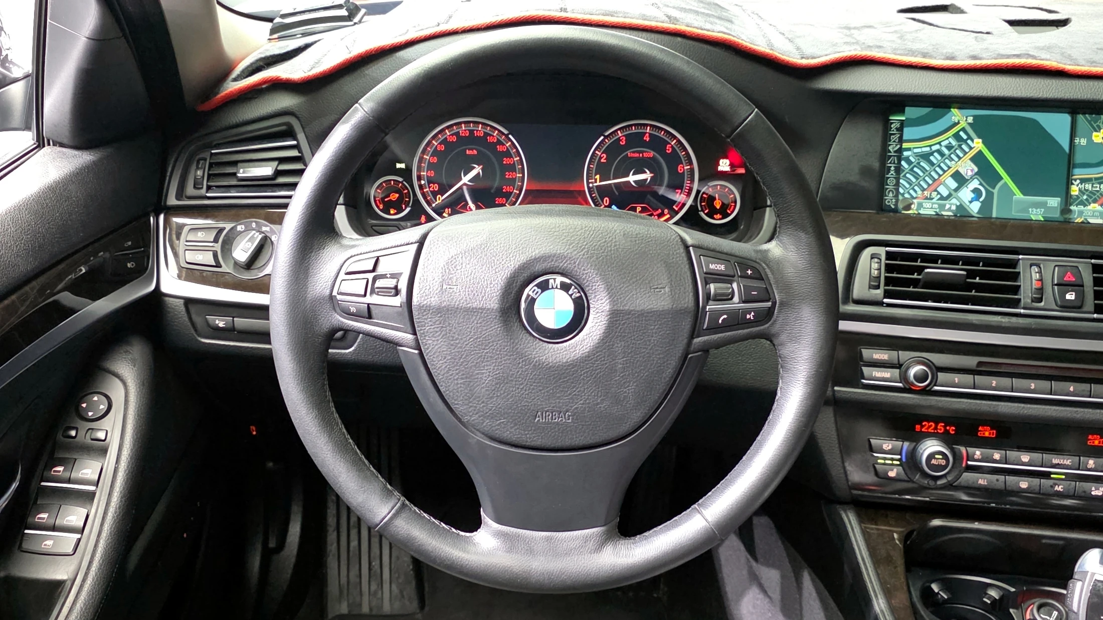 BMW 5-Series F10, 2013 — фото 13