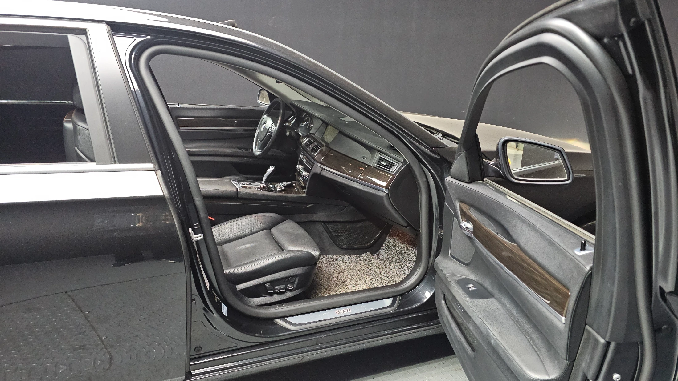 BMW 7-Series F01, 2012 — фото 11