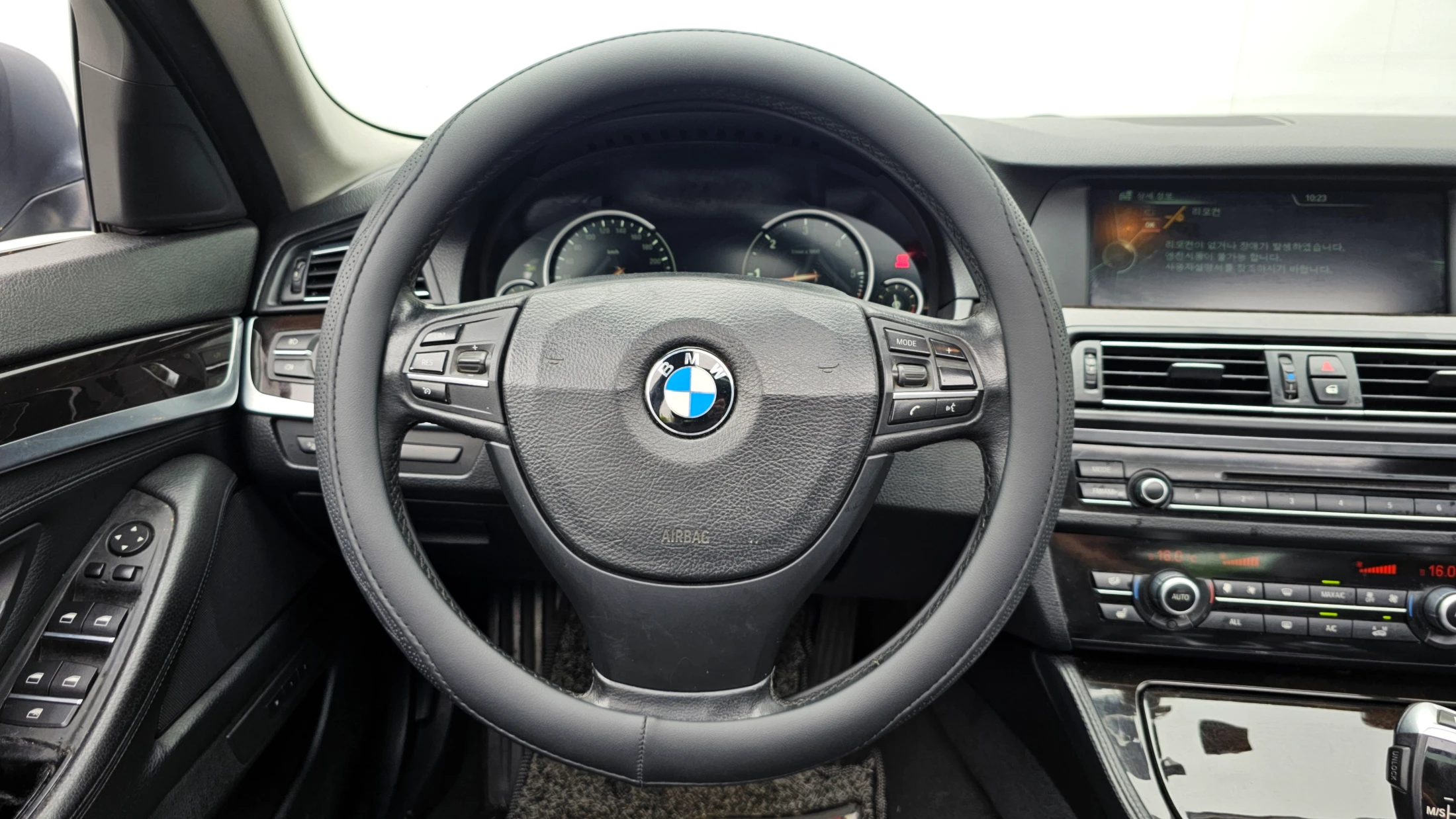 BMW 5-Series F10, 2013 — фото 13