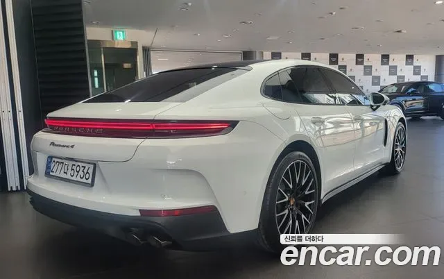 Porsche Panamera 976