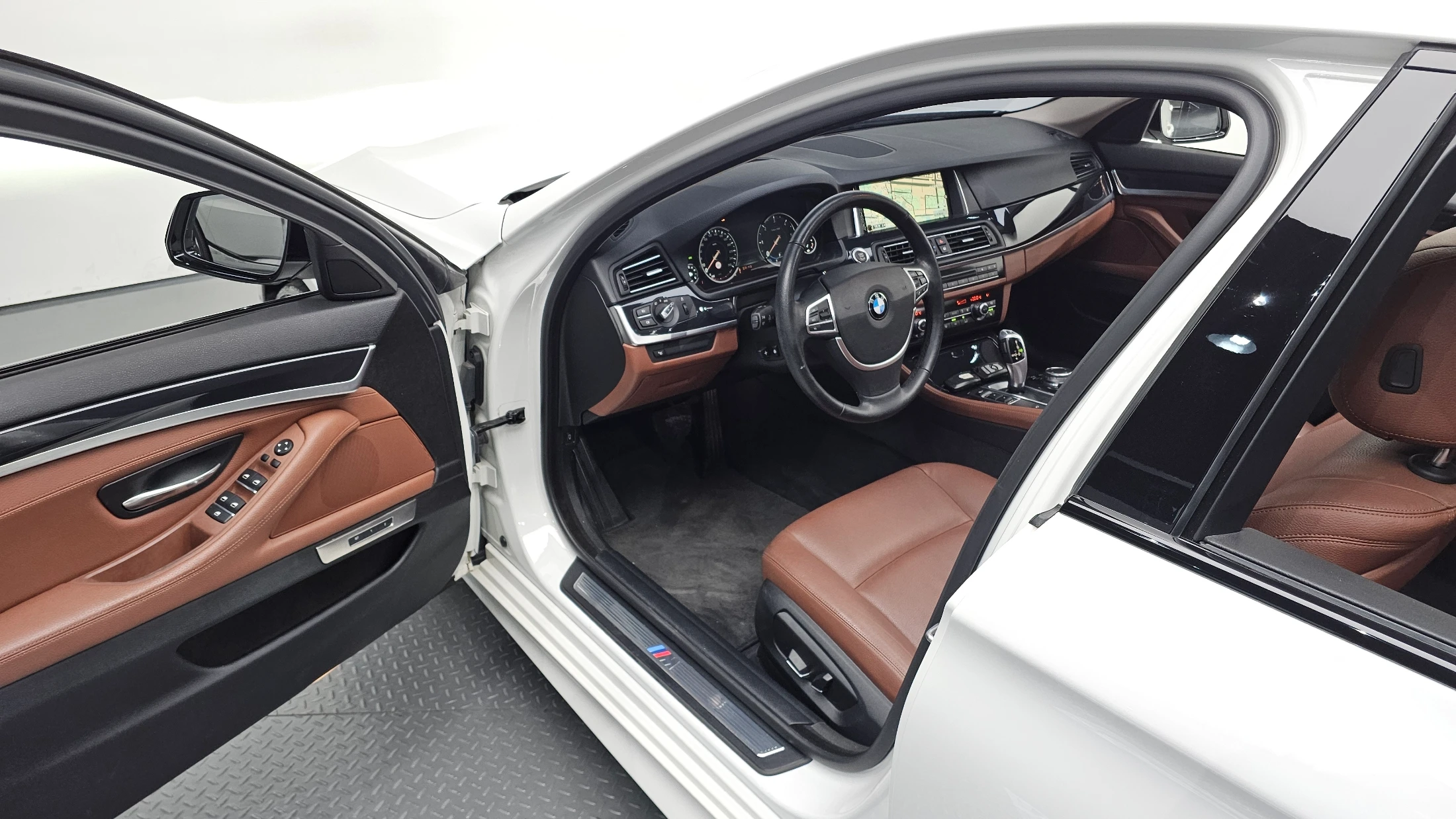 BMW 5-Series F10, 2015 — фото 11