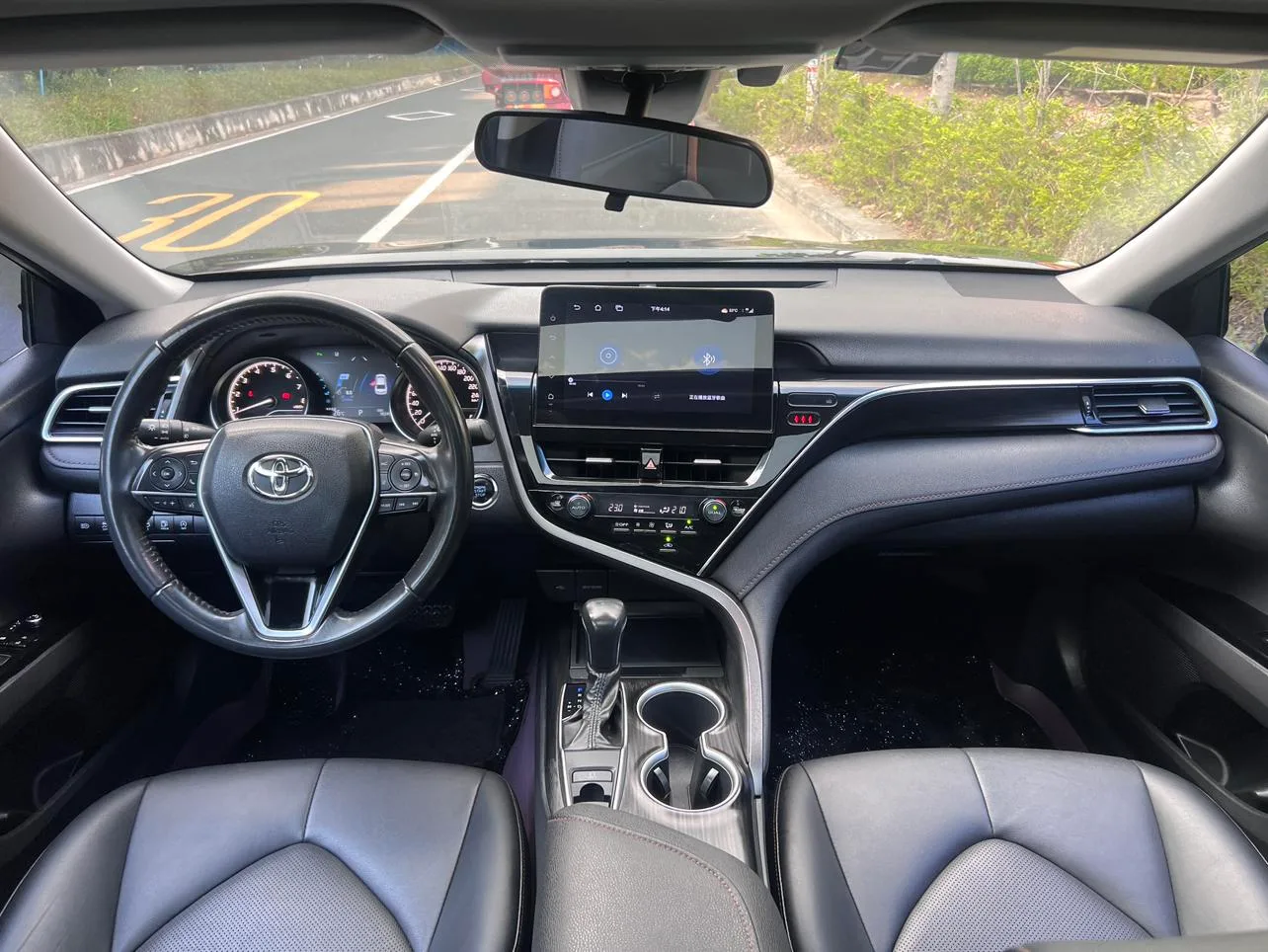 Toyota Camry, 2023 — фото 11